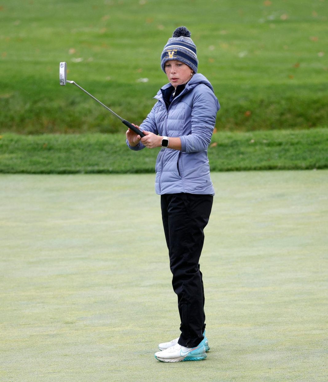 A pesar del viento, el frío y a veces la lluvia, Victor junior se lleva el título de golf femenino
