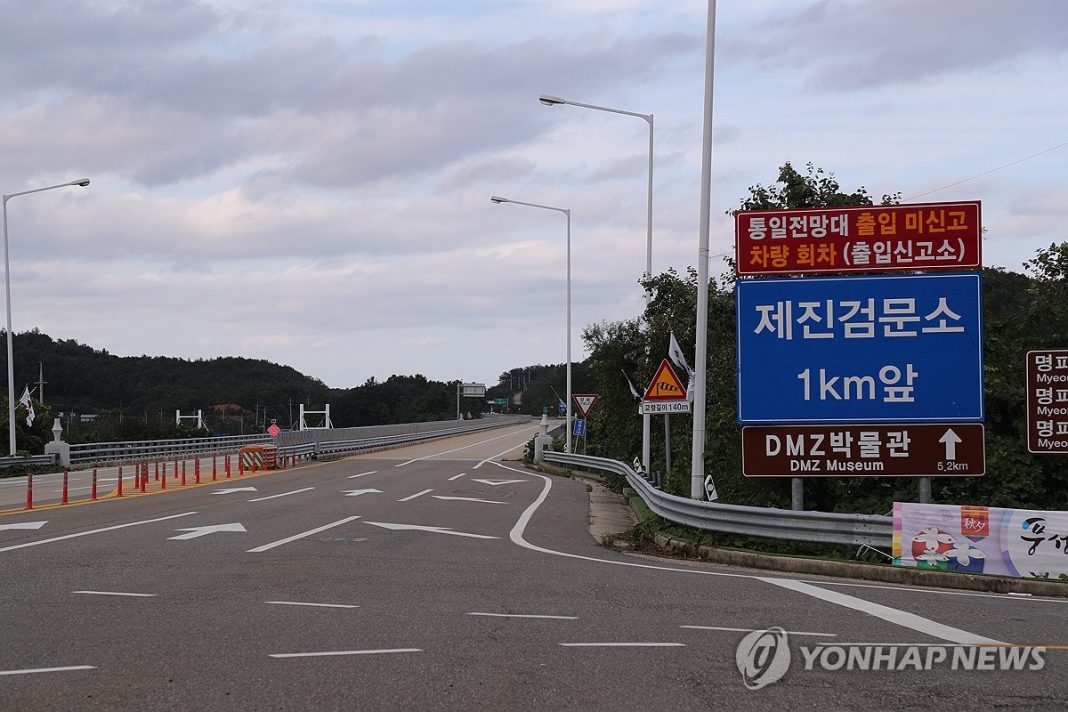 (LEAD) N. Korea blows up parts of northern side of inter-Korean roads: JCS