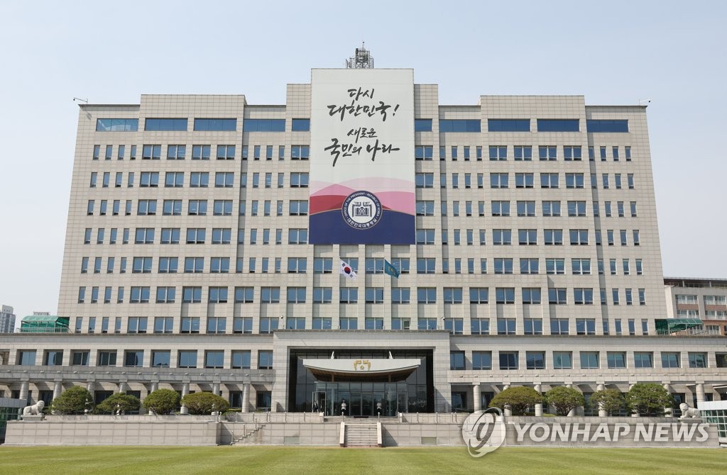 (LEAD) Yoon's office reviews economic impact of Israel's attack on Iran, safety of S. Koreans in Middle East