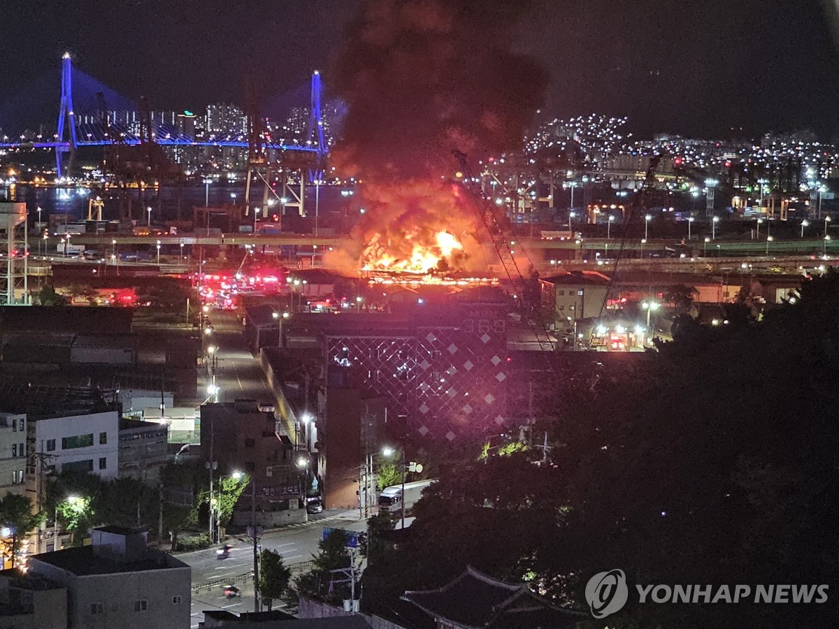 (LEAD) Fire breaks out at USFK warehouse in Busan; no casualties reported