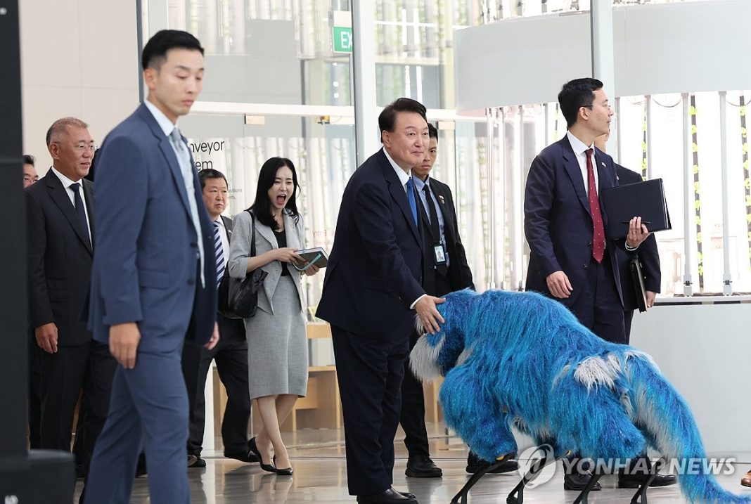 (LEAD) Yoon visits Hyundai Motor's automated EV factory in Singapore