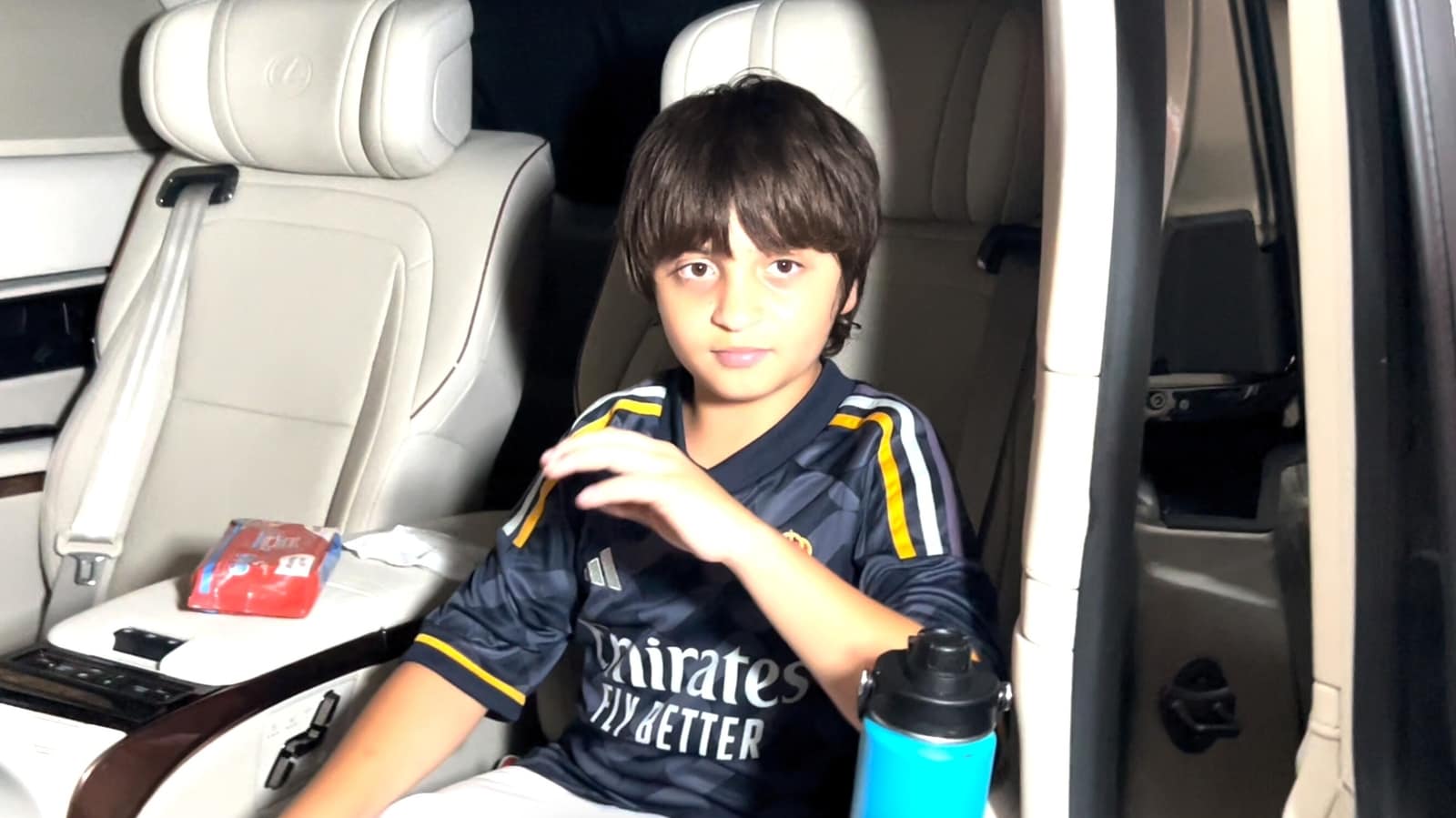 AbRam tiene la respuesta más linda cuando los paparazzi le dicen 'Shah Rukh sir ko salaam bolna'. Mirar
