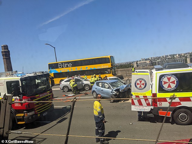 Todos los carriles están cerrados en ambas direcciones en el Puente del Puerto de Sydney mientras los servicios de emergencia atienden un accidente de varios vehículos en la plataforma del puente (en la foto)