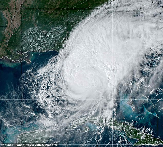 Vista satélite del huracán Milton avanzando hacia la costa oeste de Florida