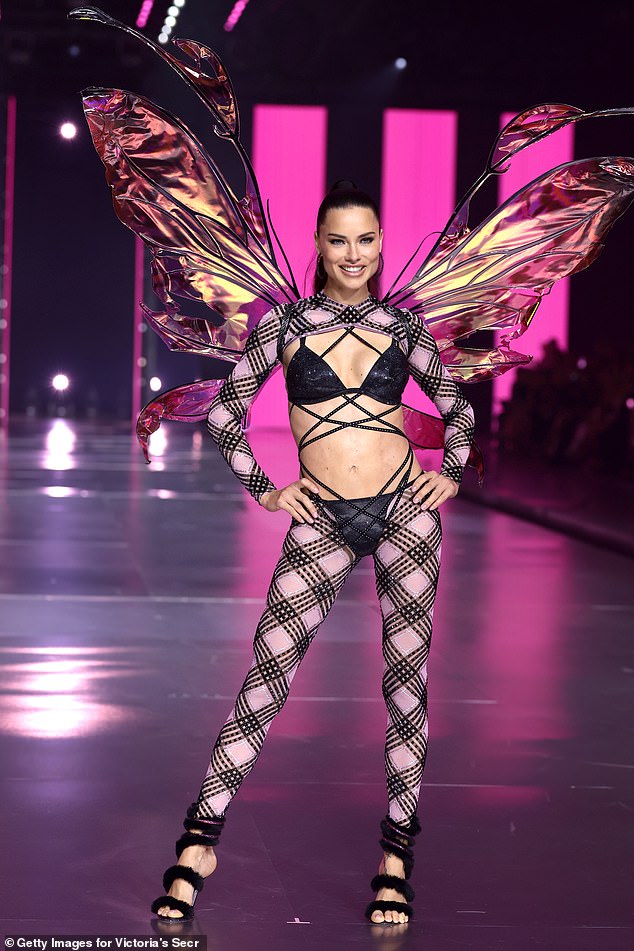 Adriana Lima, de 43 años, lució increíble cuando regresó al desfile de modas de Victoria's Secret el martes, después de un retiro de seis años.