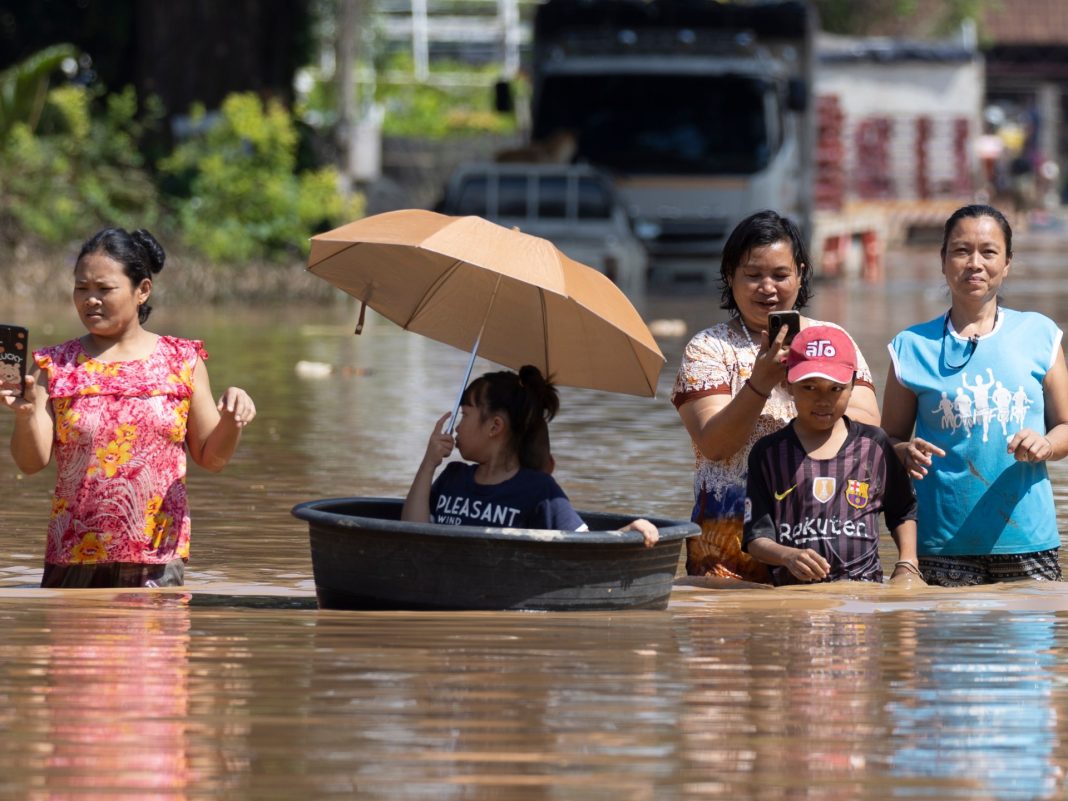 Al menos tres muertos tras las inundaciones en Chiang Mai, Tailandia
