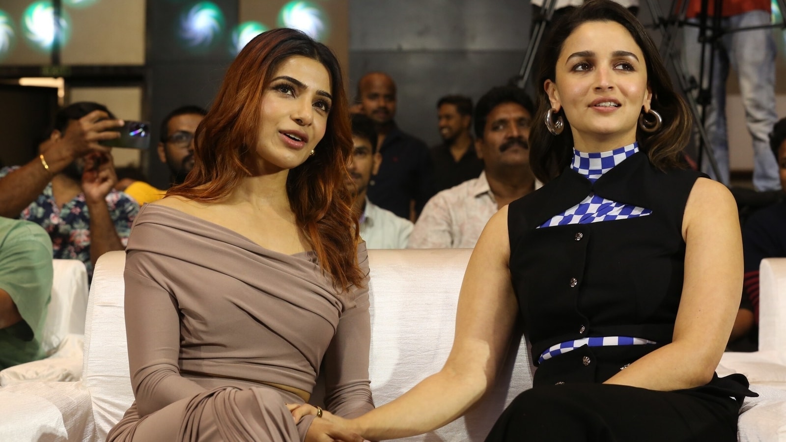 Alia Bhatt no puede dejar de reír mientras canta Oo Antava sentada junto a Samantha Ruth Prabhu. Mirar
