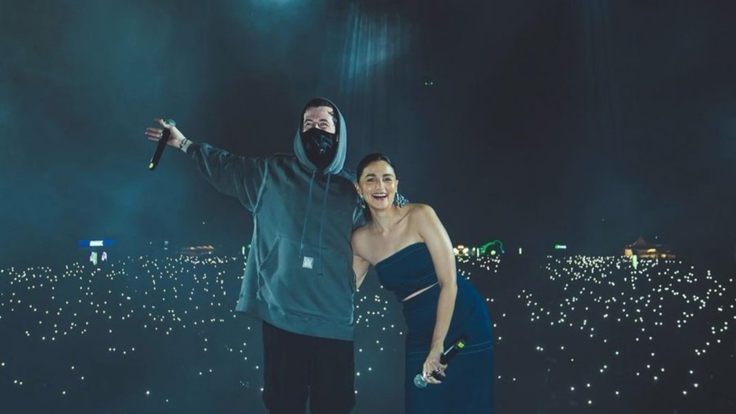 Alia Bhatt sorprende a los fanáticos cuando asiste al espectáculo de Alan Walker en Bengaluru y saluda a la audiencia con 'namaskara'. Mirar
