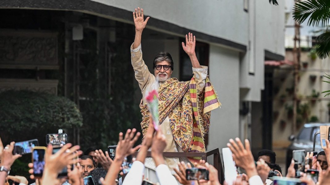 Amitabh Bachchan saluda a sus fans en las afueras de Jalsa en Mumbai en su 82 cumpleaños. Mirar
