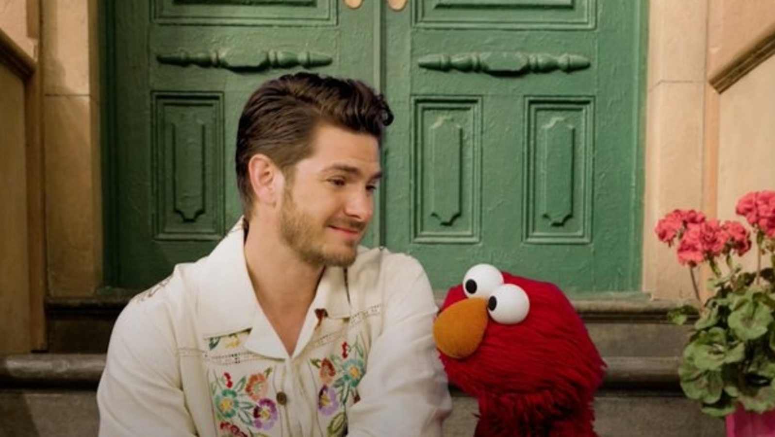 Andrew Garfield se emociona al hablar de la muerte de su madre con Elmo: 'La tristeza es una especie de regalo'
