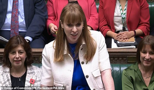 Angela Rayner bromeó diciendo que hoy se perderá la 'batalla de los pelirrojos' cuando se enfrentó con Oliver Dowden en las PMQ adjuntas.