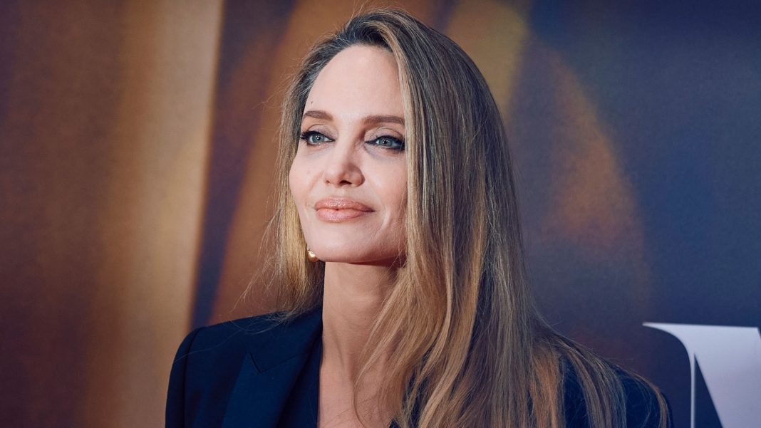 Angelina Jolie está 'aterrorizada' de ser lastimada por hombres 'como lo estaba con Brad Pitt' y los mantiene a todos a distancia: Informe
