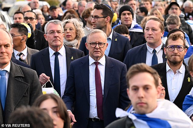 Anthony Albanese (en el centro de la foto) fue abucheado en Melbourne en la conmemoración del primer aniversario de la masacre del 7 de octubre en Israel.