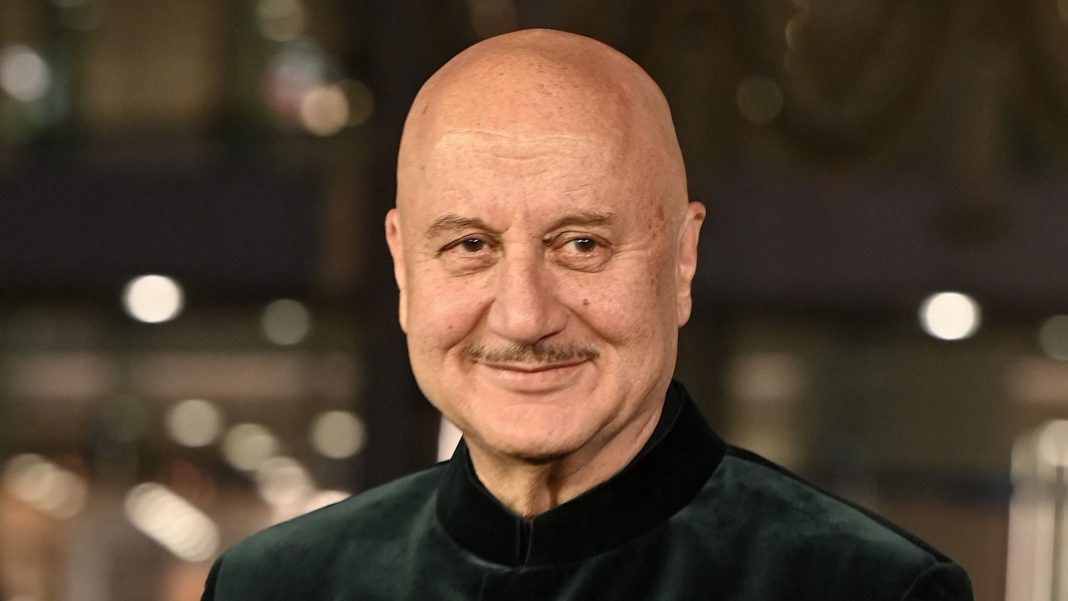 Anupam Kher comparte su currículum en las redes sociales y se autodenomina un actor en apuros
