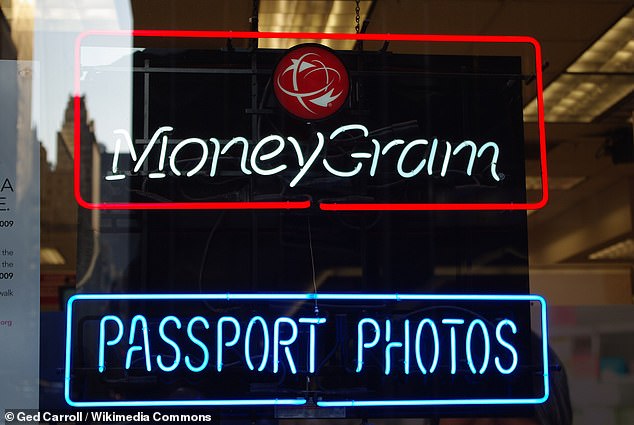 Arriba, letreros de neón de los servicios de transferencia de MoneyGram en una tienda de fotografía para pasaportes en Nueva York.