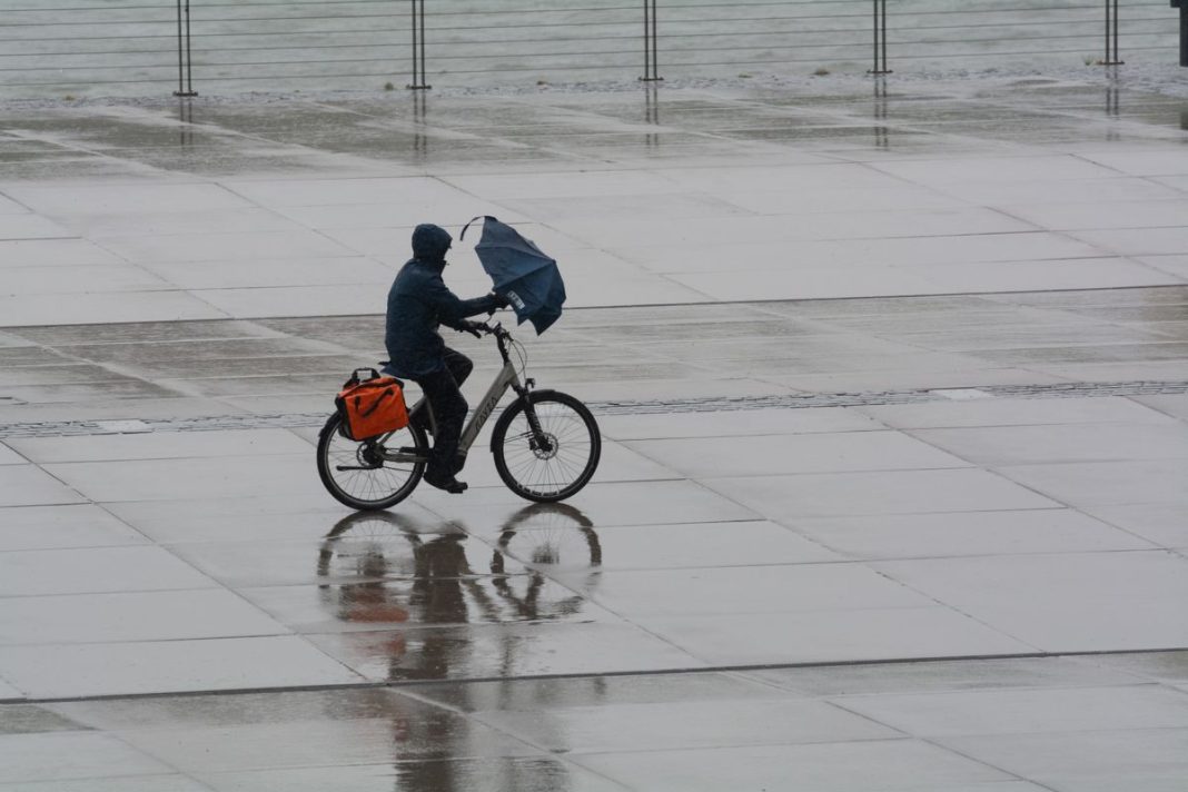 Aún es seguro andar en bicicleta: la BBC 'lo siento mucho' por las predicciones engañosas de los vientos con fuerza de huracán
