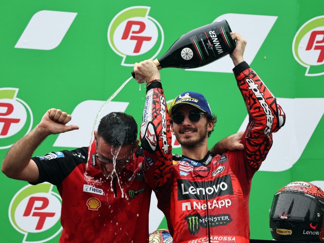 Bagnaia gana el MotoGP de Tailandia bajo la lluvia y reduce la ventaja de Martin en el campeonato
