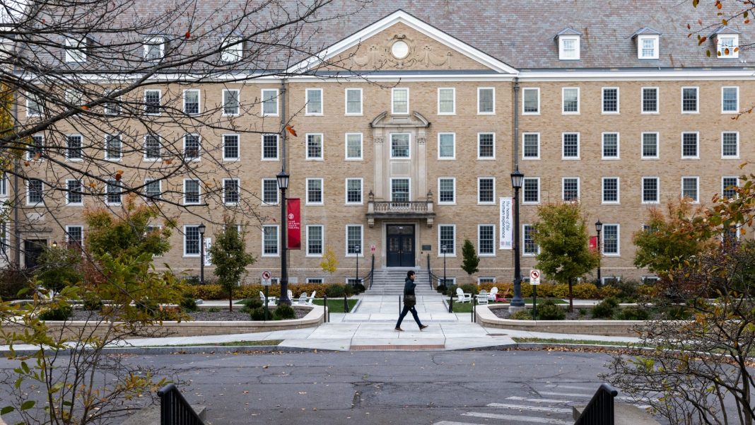 'Bajo arresto domiciliario': la Universidad de Cornell 'modifica' la suspensión de un estudiante de doctorado internacional
