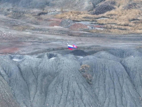 Russian, N. Korean flags displayed together on Ukraine battlefield