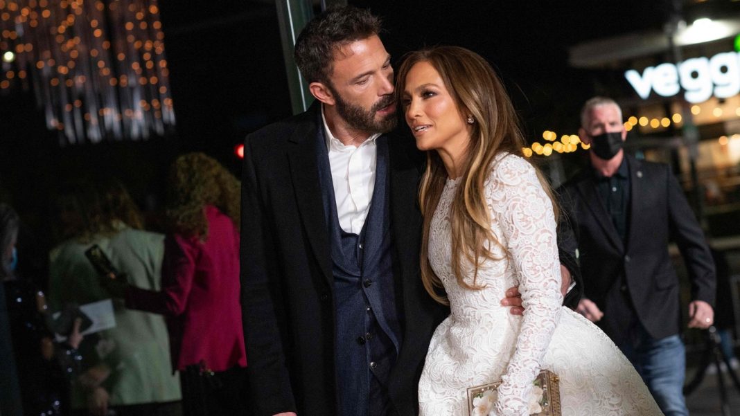 Ben Affleck está 'jugando con la cabeza de JLo'; A sus amigos les preocupa que se haya convertido en un 