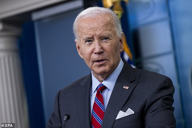 El presidente Joe Biden sorprendió a los periodistas al presentarse en la rueda de prensa del viernes en la Casa Blanca, siendo la primera vez que se dirige a los periodistas en la sala.