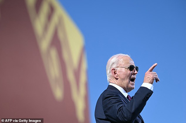 El presidente Joe Bidne habla en la escuela Gila River Crossing el viernes en las afueras de Phoenix, Arizona. Emitió una disculpa histórica por la política del gobierno federal de expulsar a los niños nativos y obligarlos a ingresar en internados.