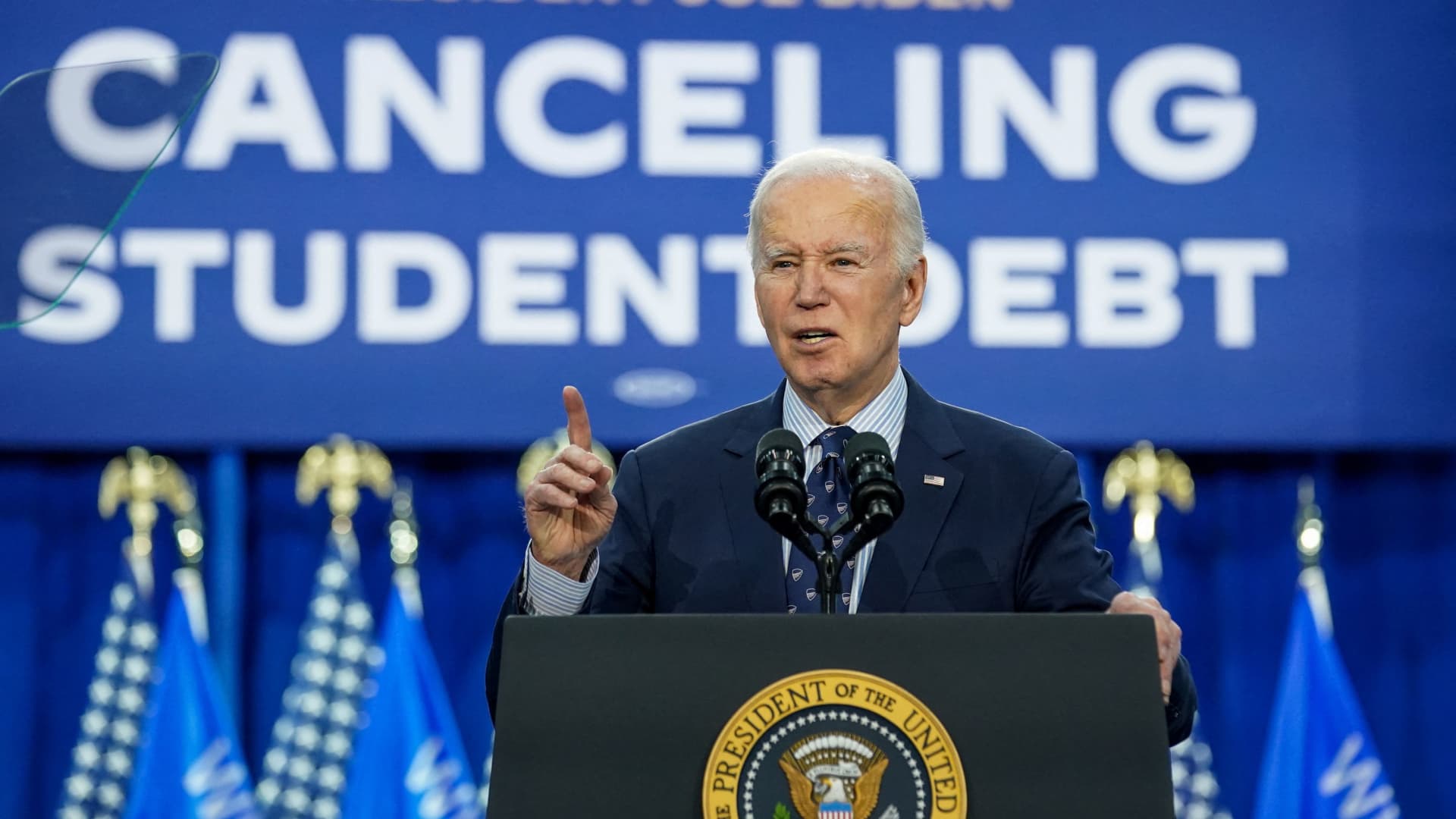 Biden extiende la pausa en el pago de préstamos estudiantiles por 6 meses para 8 millones de prestatarios del plan SAVE
