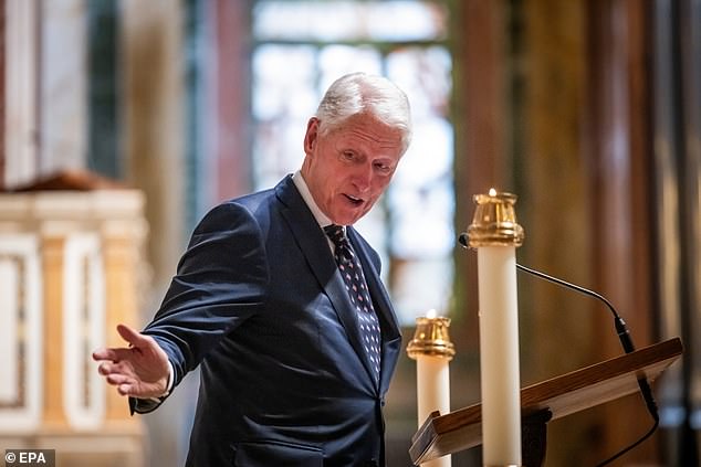 El ex presidente Bill Clinton habla en un servicio conmemorativo para Ethel Kennedy, la viuda de Robert F. Kennedy, en la Catedral de San Mateo Apóstol en Washington, DC, EE.UU., el 16 de octubre de 2024. Bromeó diciendo que Kennedy solía 