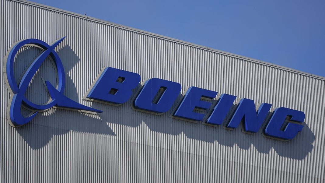 Boeing busca recaudar miles de millones con la venta de acciones para reforzar las finanzas
