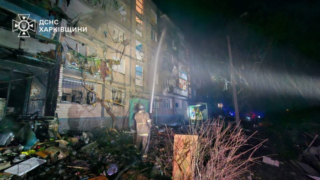 Bomba guiada rusa alcanza edificio de apartamentos en Kharkiv, hiriendo al menos a 10 personas
