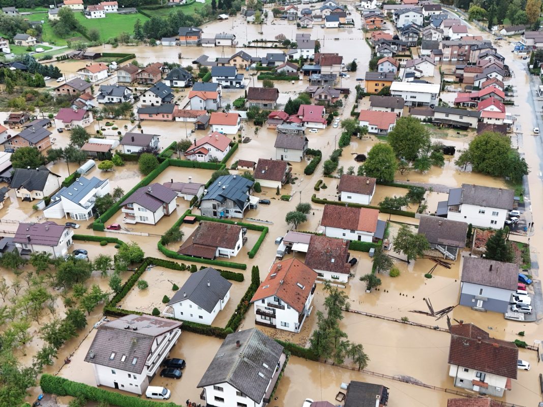 Bosnia golpeada por fuertes inundaciones y deslizamientos de tierra, matando al menos a 14 personas
