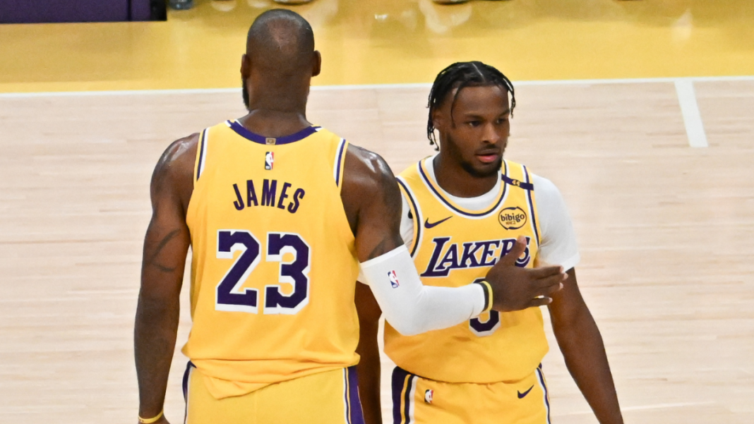 Bronny James hace un debut histórico en los Lakers con su legendario padre, pero ahora tendrá que encontrar su propio camino hacia adelante
