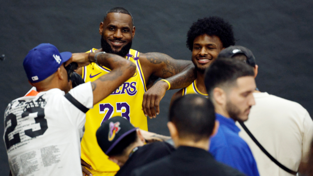 Bronny y LeBron James hablan amistosamente basura después de un notable momento uno a uno en la práctica de los Lakers
