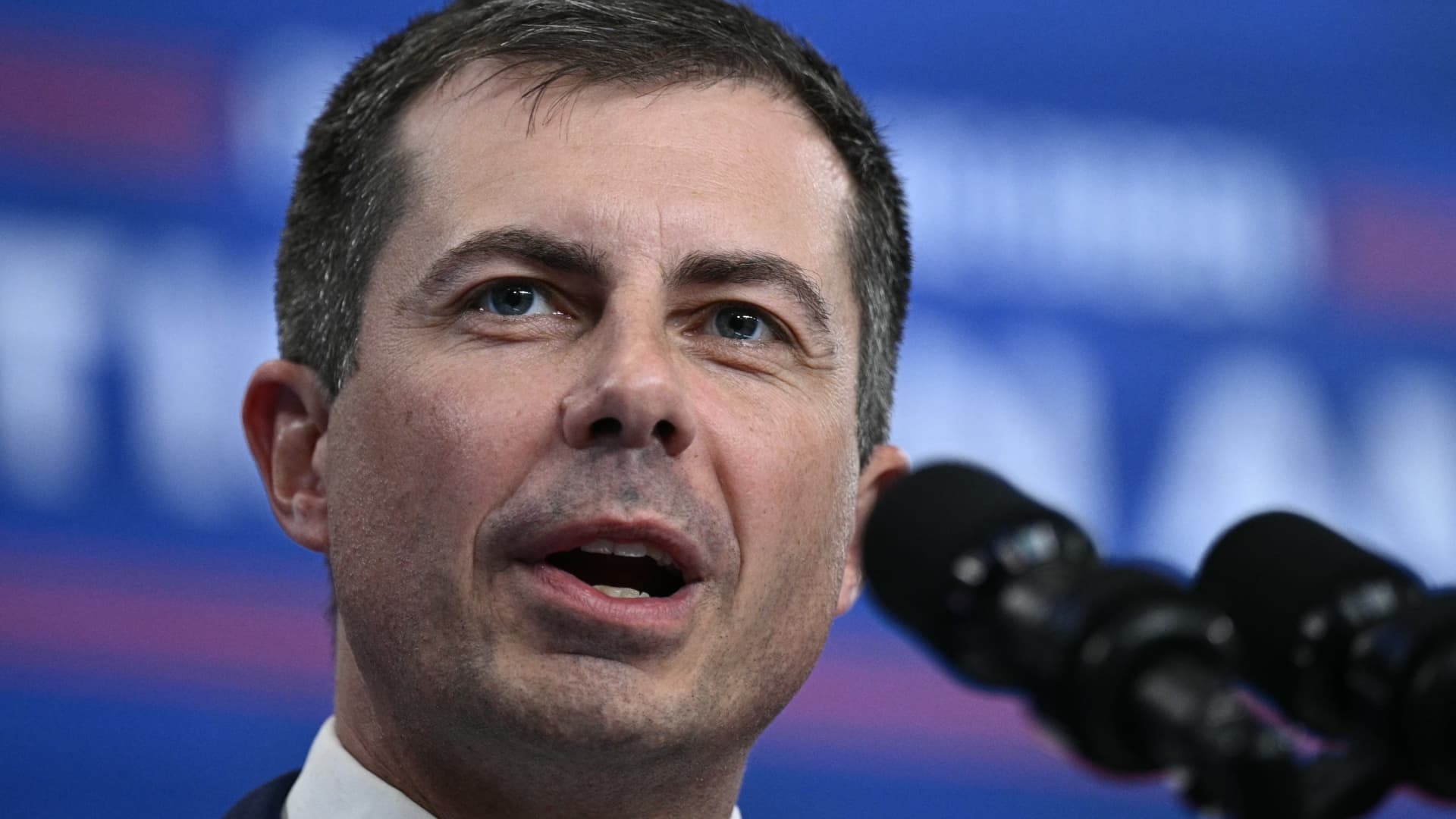 Buttigieg aplaude a Elon Musk por afirmaciones falsas sobre la respuesta federal de Helene
