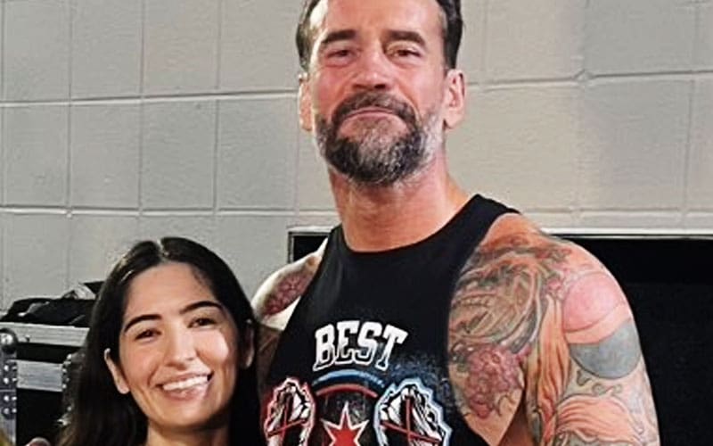 CM Punk regala al creador de la infame pulsera de la amistad un sincero reemplazo en WWE Bad Blood
