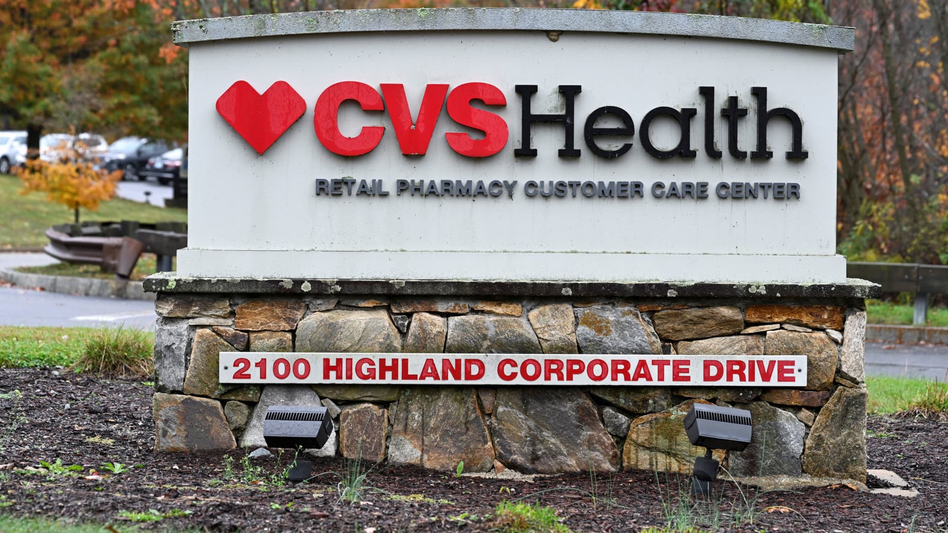 CVS reemplaza a la directora ejecutiva Karen Lynch por el ejecutivo David Joyner mientras las ganancias y el precio de las acciones sufren
