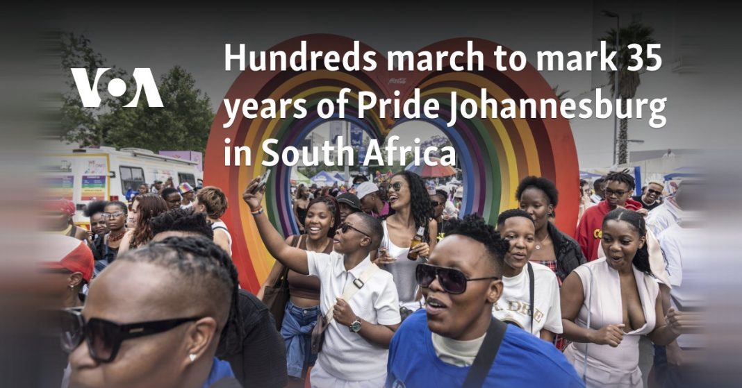 Cientos de personas marchan para conmemorar los 35 años del Orgullo de Johannesburgo en Sudáfrica 
