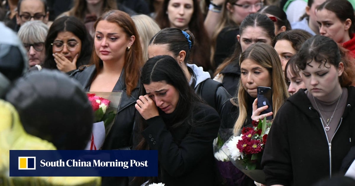 Cientos de personas se reúnen en Londres para llorar la muerte del cantante de One Direction, Liam Payne.
