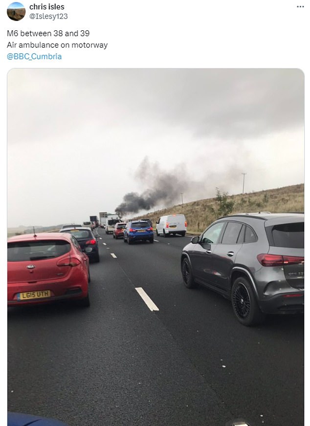 Cinco personas, entre ellas dos niños, murieron en un terrible accidente en la autopista y un tercer joven fue trasladado de urgencia al hospital. Esta imagen fue tomada por un conductor en la carretera mientras se puede ver humo saliendo del lugar del accidente.