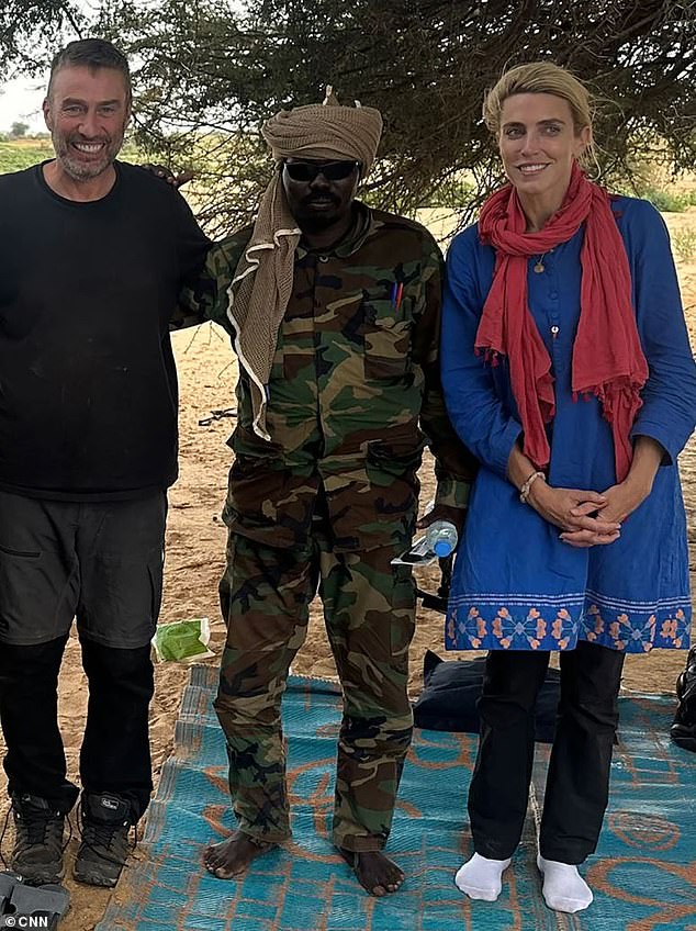 Clarissa Ward de CNN reveló que ella y su equipo estuvieron cautivos por una milicia durante dos días mientras informaban en Darfur. Se la muestra sonriendo torpemente con su camarógrafo Scott McWhinnie y uno de sus captores después de que les dijeron que serían liberados.