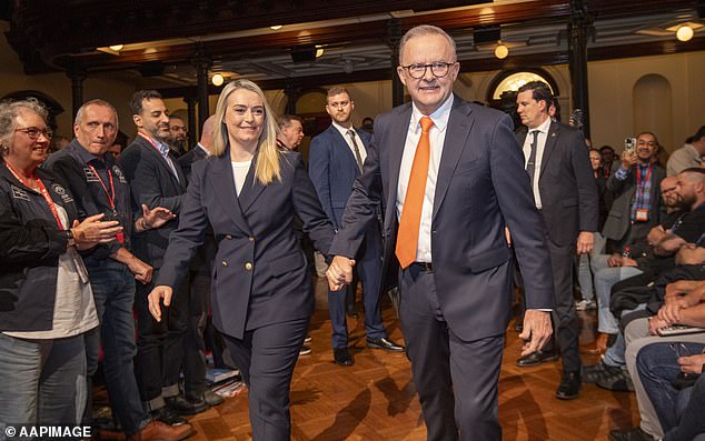 La decisión de Anthony Albanese de comprar una mansión frente al mar por valor de 4,3 millones de dólares en medio de una crisis inmobiliaria ha logrado una rara hazaña política: unir a los comentaristas políticos conservadores y de izquierda en su contra.