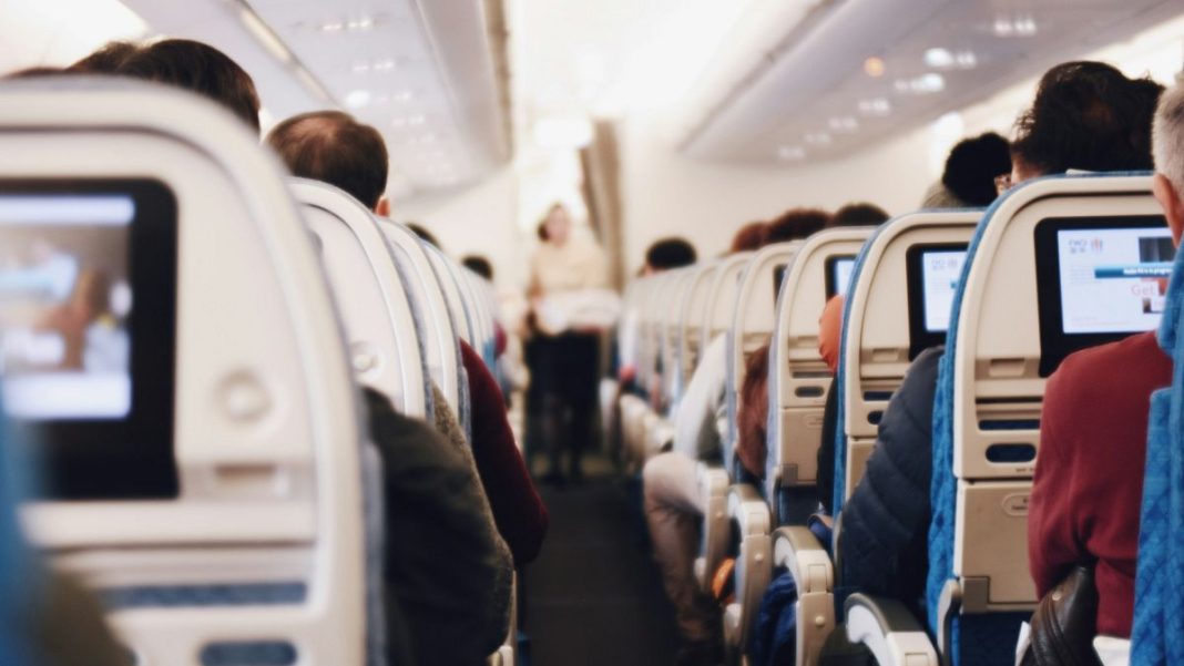 Cómo evitar la gripe en un vuelo, según la tripulación de cabina
