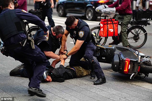 La violenta súper pandilla venezolana Tren de Aragua ha acumulado más de 500 arrestos este año solo en la ciudad de Nueva York, según revelan nuevas estadísticas criminales. En la foto, agentes de la policía de Nueva York arrestan a un presunto miembro del Tren de Aragua (TdA).