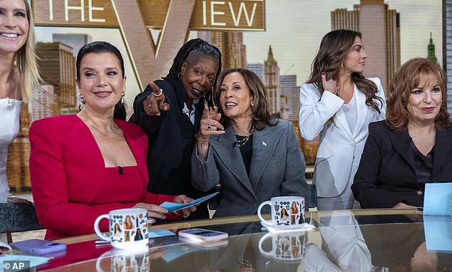 Kamala Harris estaba entre amigos cuando apareció en The View de ABC, donde fue entrevistada por Ana Navarro, quien apareció en el escenario del DNC.