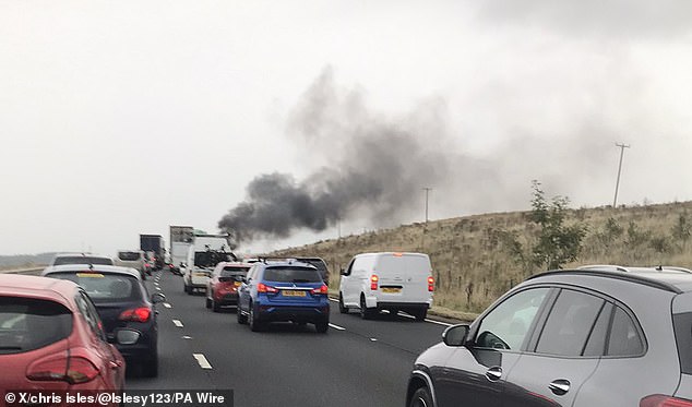 La policía ha nombrado al conductor de Skoda que murió en el horroroso accidente del M6 que también dejó muertos a cuatro miembros de la misma familia. Se pudo ver humo saliendo de los vehículos tras el accidente.