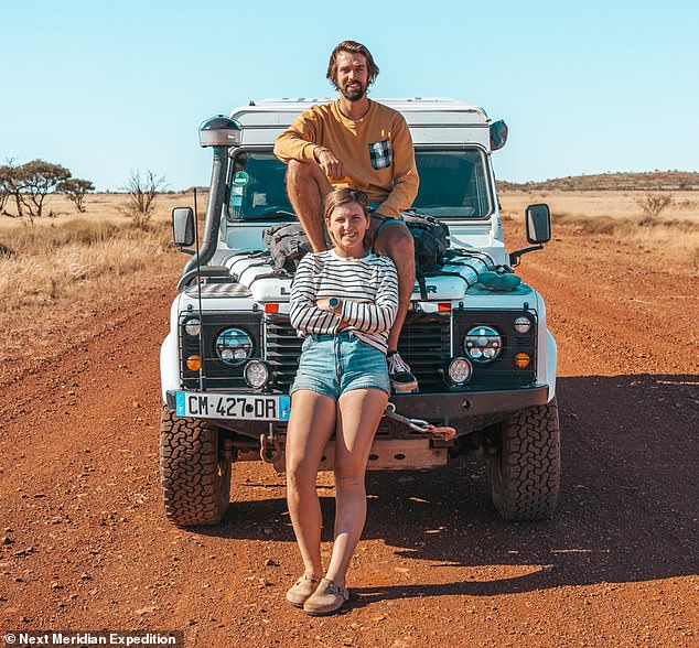 Mathilde Vougny y Nick Chazee están viajando por el mundo en un Land Rover Defender 110 reconvertido. Aparecen en la foto de arriba en Australia, donde se encuentran actualmente.