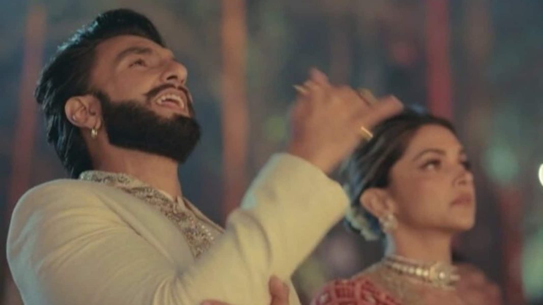 Deepika Padukone, Ranveer Singh fue vista interpretando aarti en un documental sobre la fiesta de Jamnagar de Ambani. Mirar
