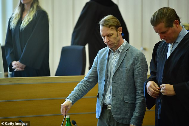 Christian Brueckner llega al tribunal estatal de Landgericht Braunschweig para uno de los últimos días de su juicio por delitos sexuales el 7 de octubre de 2024.