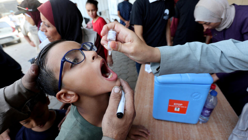 Desesperados por proteger a sus hijos, los habitantes de Gaza acuden a recibir vacunas de refuerzo contra la polio
