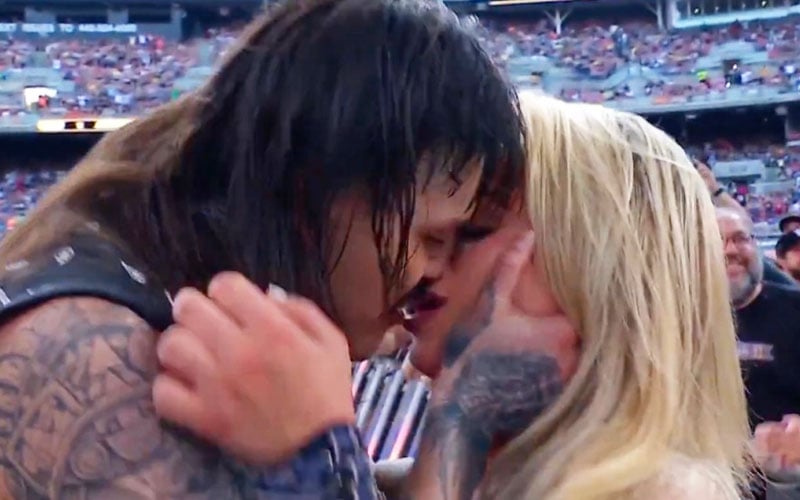 Dominik Mysterio revela la reacción de su esposa después de besar a Liv Morgan
